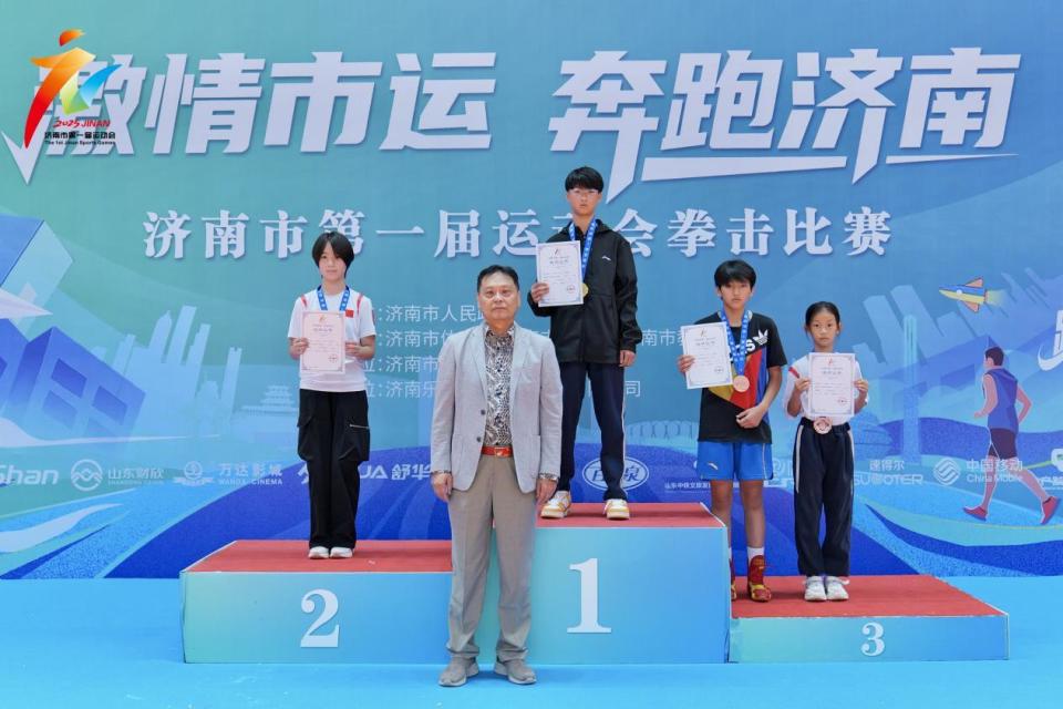 OMYRg, 便聚焦无数, 紧握的拳套 OMYRg, 便聚焦无数, 紧握的拳套