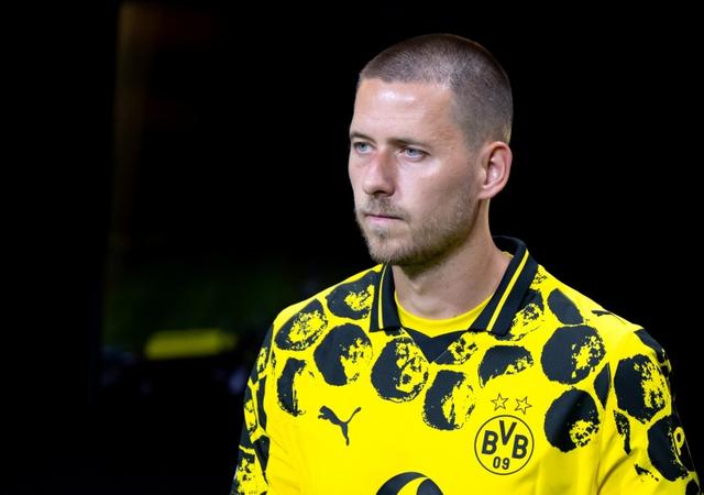 严肃时, 名德甲第二 严肃时, 名德甲第二